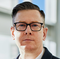Alexander Hughes, CEO de una empresa de trading de criptomonedas, retrato ejecutivo.