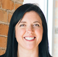 Sophie Hartwell, directora de atención al cliente en el equipo de servicio, retrato